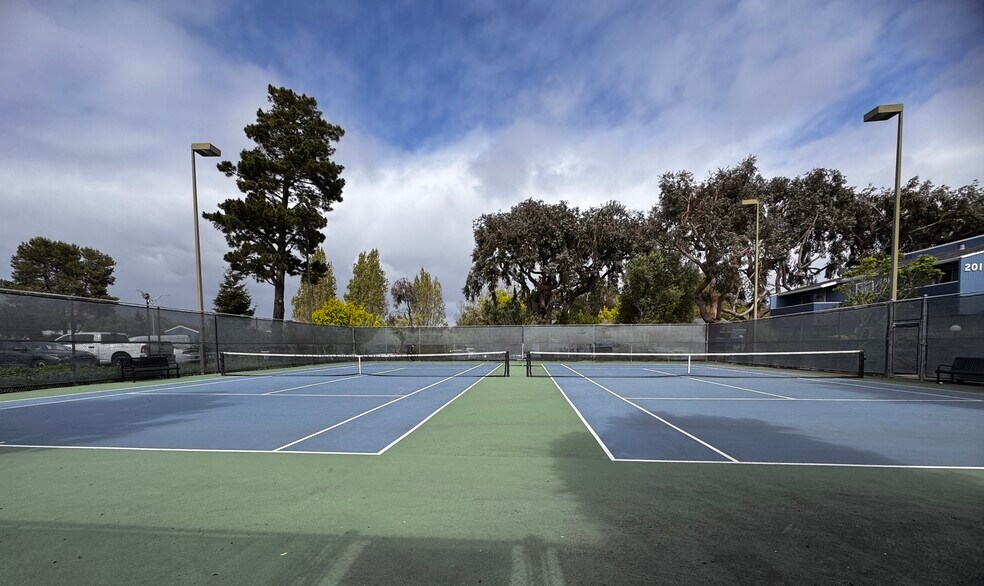 tennis courts - 109 Piccadilly Pl