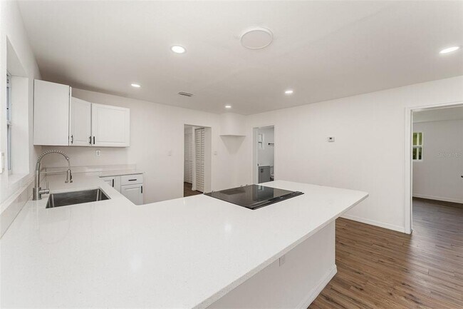 Building Photo - 833 N Suwannee Ave