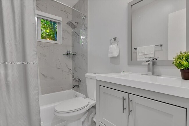 Building Photo - 204 SW 19th Ave