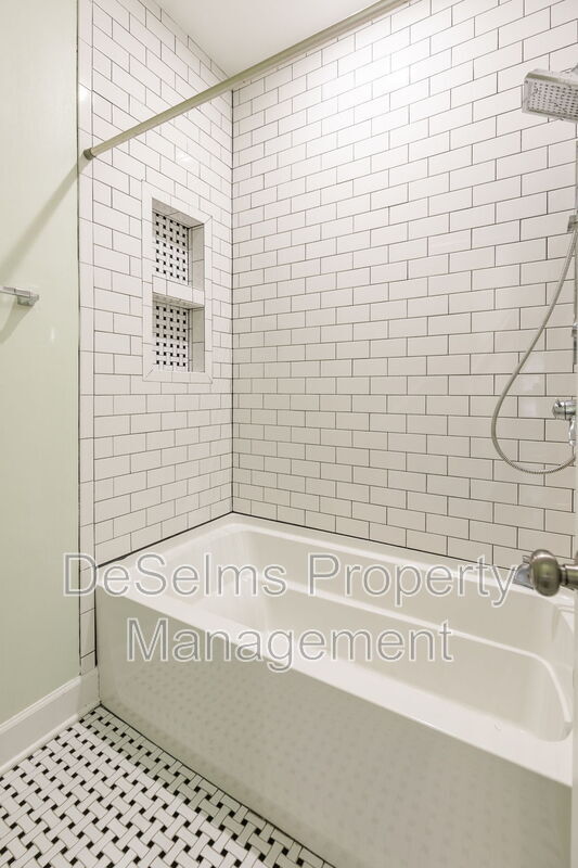 Building Photo - 210 Ashlawn Ct