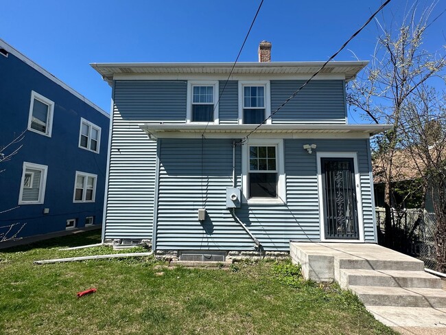 Building Photo - Spacious 3-Bedroom with Luxury Upgrades!!