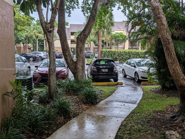 Building Photo - 9999 Summerbreeze Dr