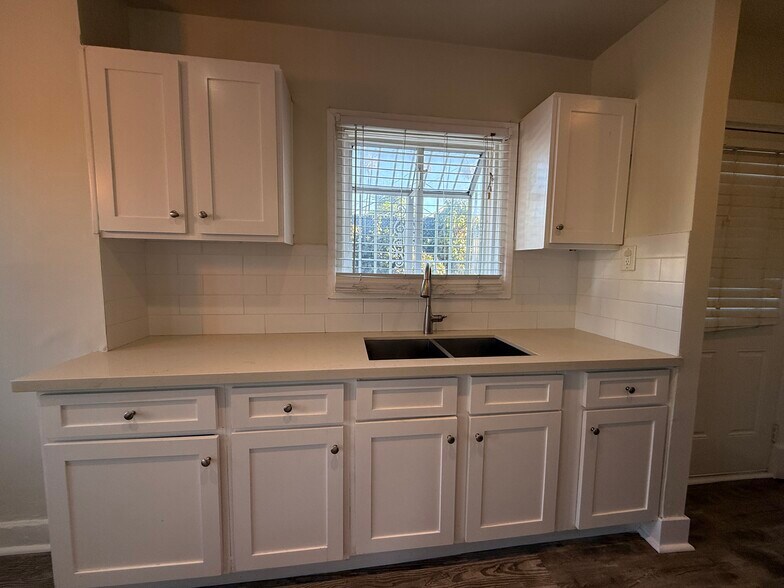 Building Photo - 5313 S Manhattan Pl