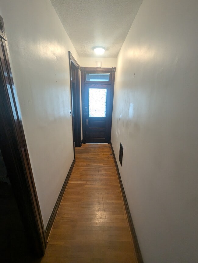 Building Photo - 216 Hager St