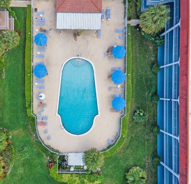 Building Photo - 1707 E Hallandale Beach Blvd