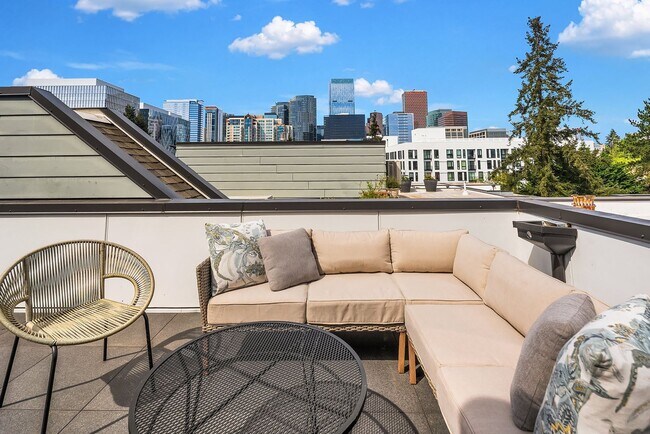 Building Photo - Fantastic Bellevue Townhouse with View...