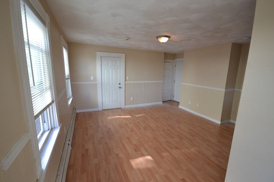 Building Photo - 19 Spruce St