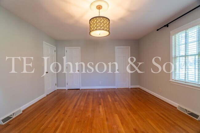 Building Photo - Spacious 5 Bedroom Home in the Heart of Sherwood Forest