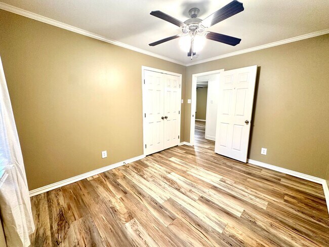 Building Photo - **Application Received ** Available Now! Charming 4-Bedroom Home with Modern Kitchen & Spacious B...