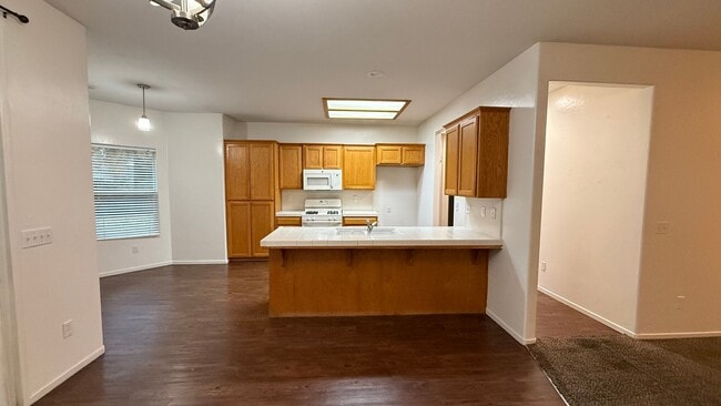 Building Photo - 3 Bedroom, 2 Bathroom Home in Desirable Tulare Neighborhood