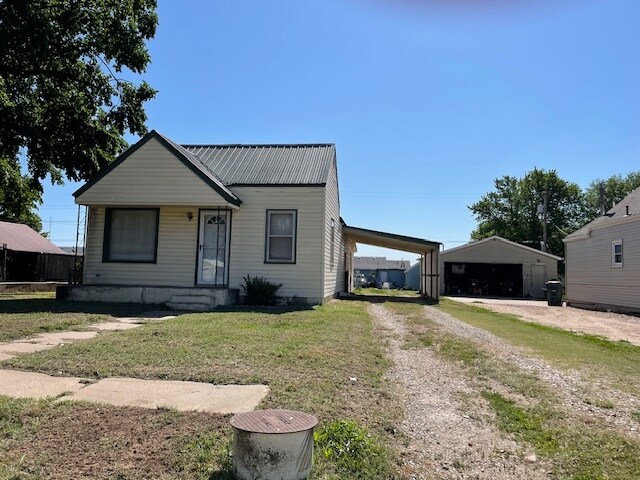 Front view of home and drive - 612 S Pine St