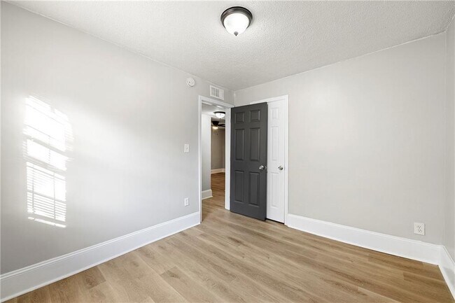 Building Photo - 156 Fairfield Pl NW