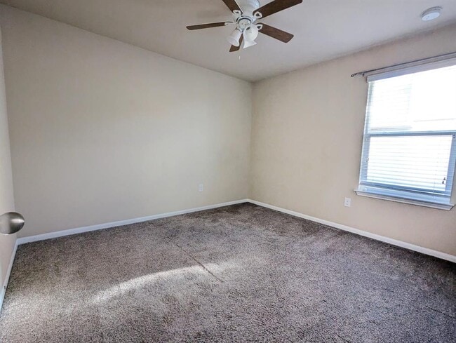 Building Photo - 405 Camellia Dr