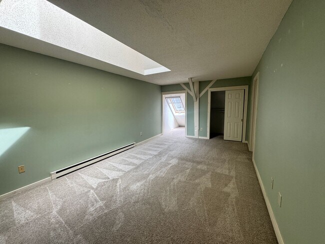 Building Photo - 2 bedroom with loft in downtown Quechee