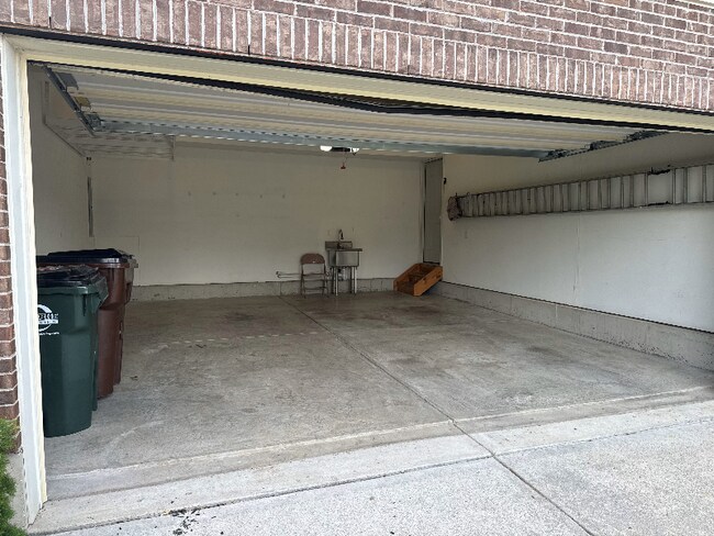 Building Photo - 625 Cleary Dr