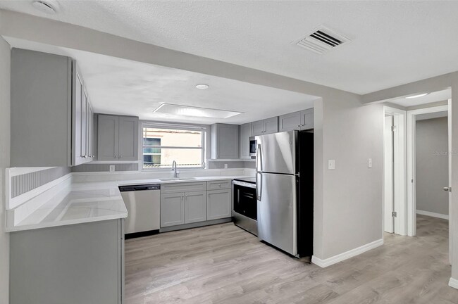 Building Photo - 7210 Parrot Dr