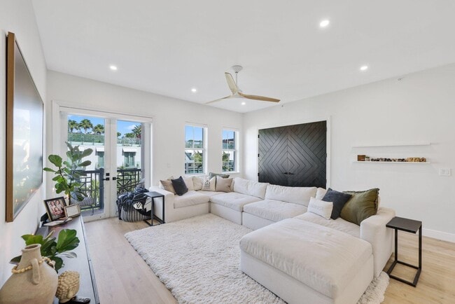 Building Photo - 200 NE 2nd Ave