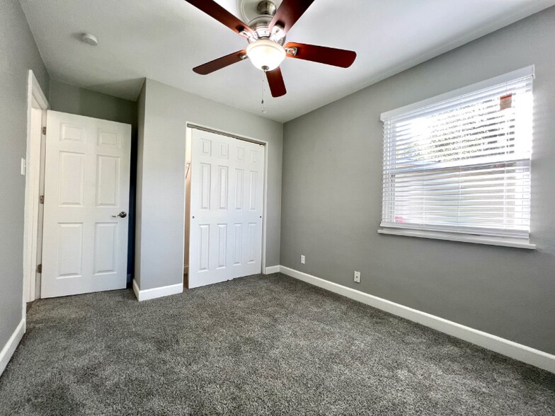 Building Photo - 210 E Madison St