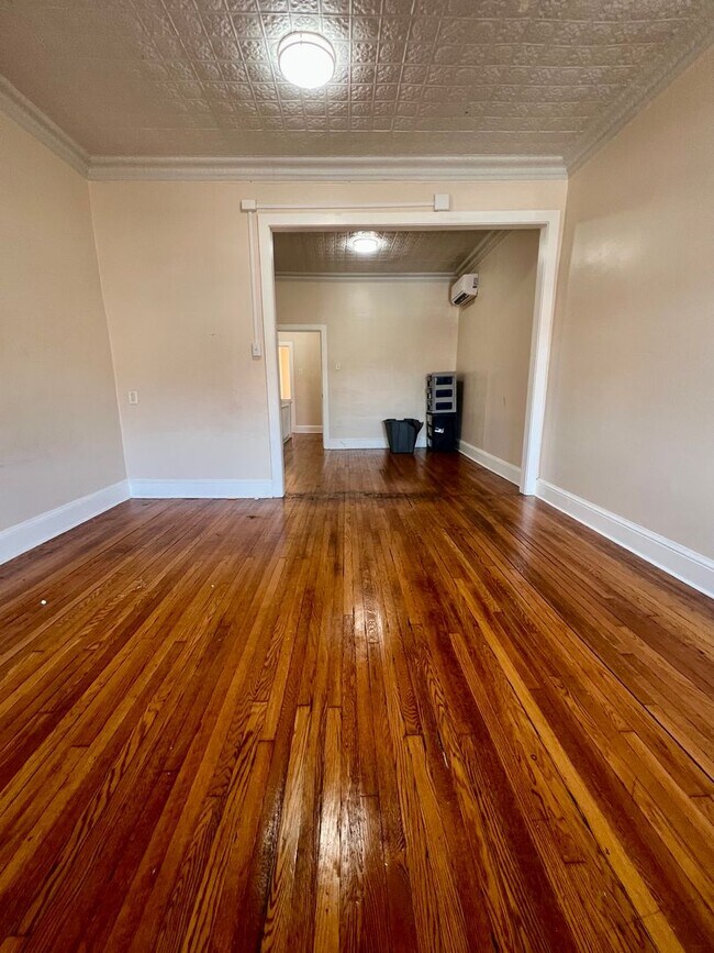 Building Photo - Gorgeous 2-Bedroom Apartment on Main Street! Available NOW!