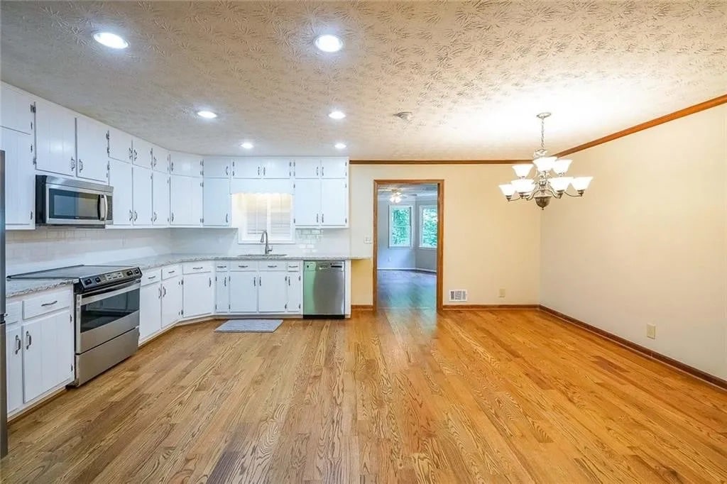 Building Photo - Room in Single Family Home on Azalea Dr