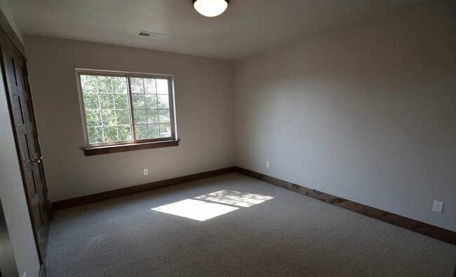 Building Photo - End Unit 3 Bedroom 2.5 Bathroom Condo