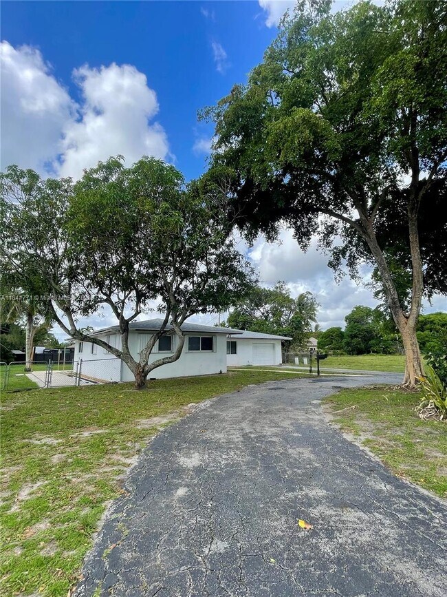 Building Photo - 4430 W Broward Blvd