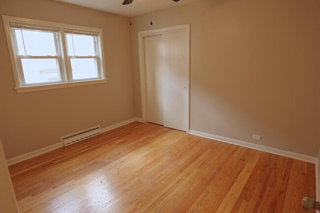 Building Photo - 5047 S Leclaire Ave