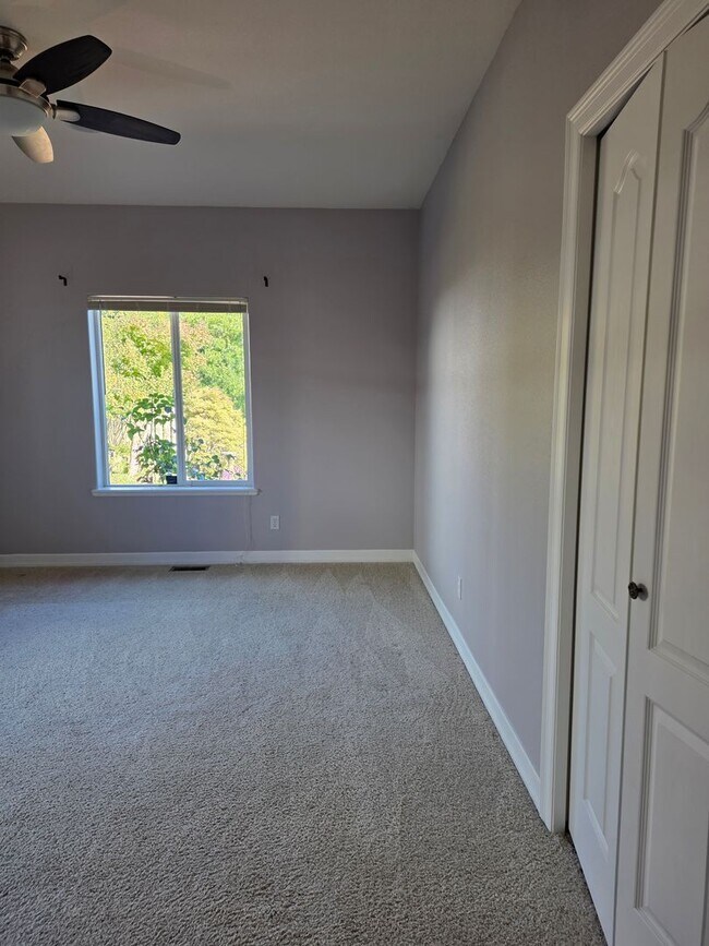 Building Photo - Amazing Bay View 3 bed/3 bath in Coos Bay