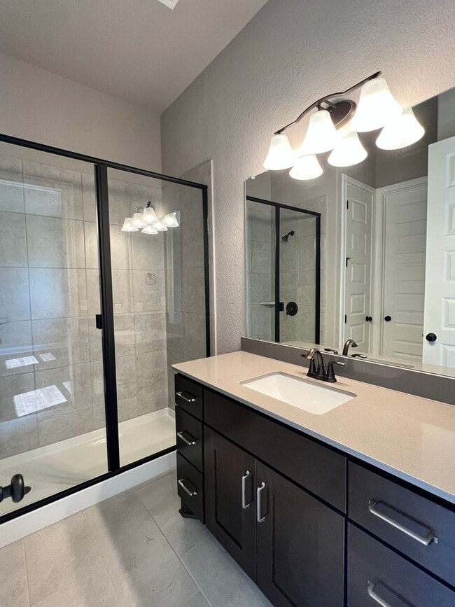 Building Photo - Georgeous 5-Bedroom in the Three Points Community
