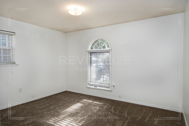 Building Photo - Immaculate 3BR / 2BA Home in Carriage Hills