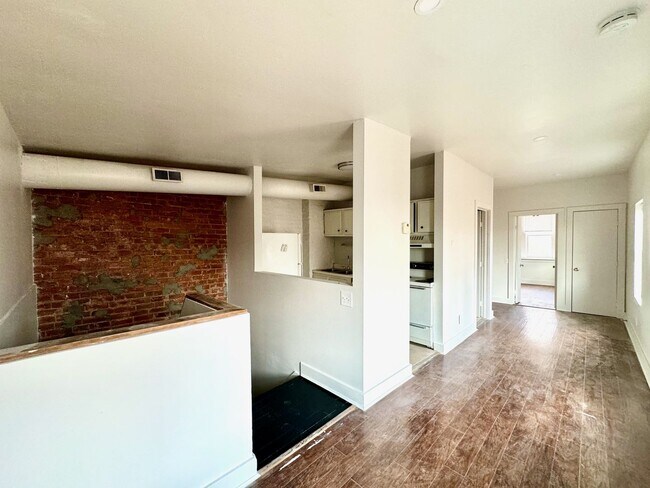 Building Photo - 2233 Victor St