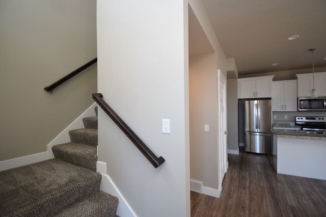 Building Photo - Charming 4 bed Sandy Home, with HOA in Fantastic Location!!!