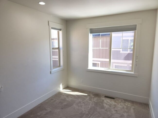Building Photo - Convenient Park's Edge Townhouse