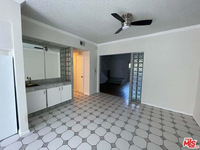 Building Photo - 15033 Sherman Way