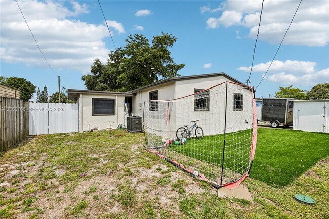 Building Photo - 1421 N 68th Terrace