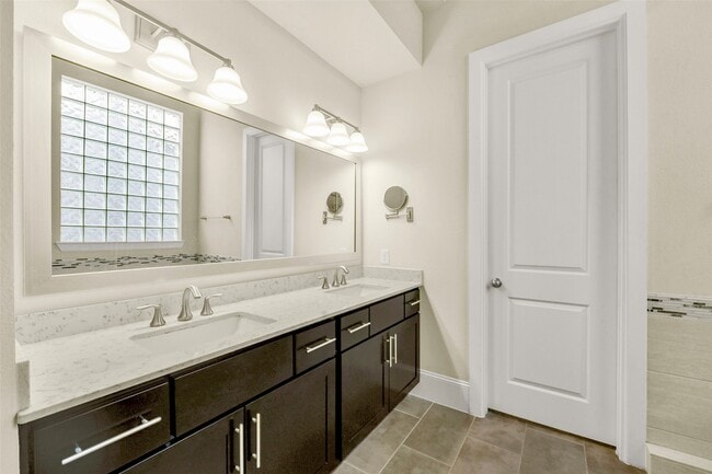 Building Photo - 734 N Shepherd Dr