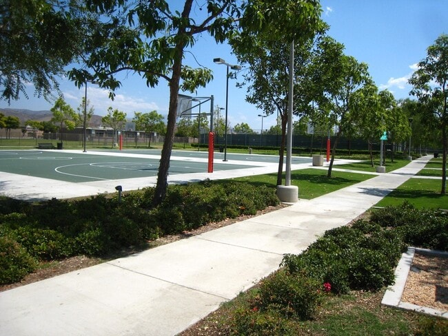 Building Photo - Prestigious 2 Bed 2.5 Bath Two Story Condo