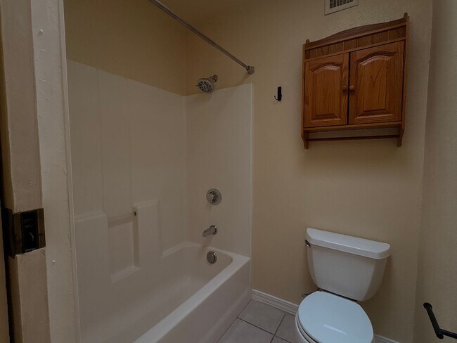 Building Photo - Newly Upgraded 3Bed 2Bath Home On Ina & Thornydale