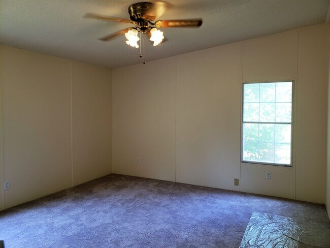 Building Photo - 4 bedroom Mobile Home