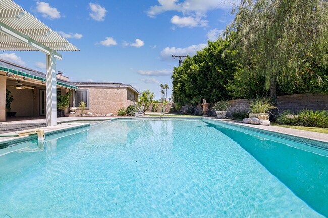 Building Photo - 3 Bed / 2 Bath Home with Bonus Room, Pool and Two Car Garage.