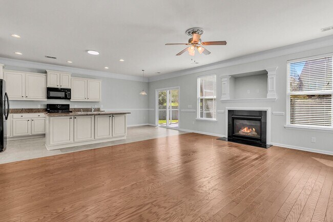 Building Photo - 5 Bedroom 3 Bath Home Located in Sophia Landing in Goose Creek