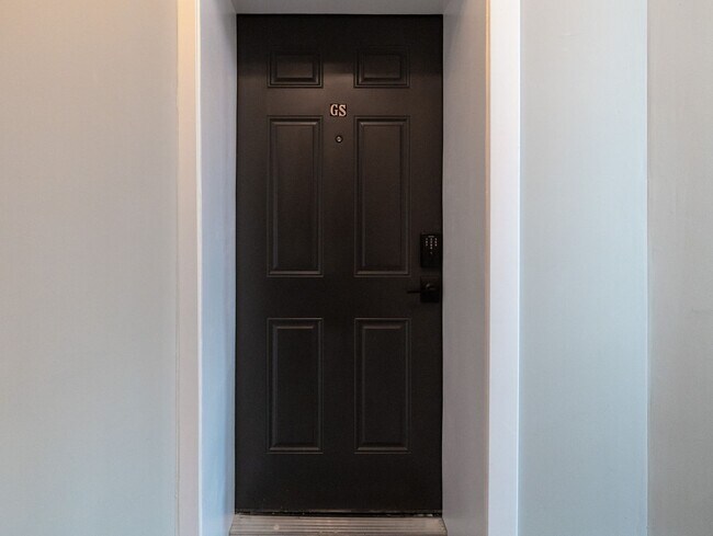 Building Photo - Contemporary 2-Bed, 2-Bath Garden Apartment in Uptown – Move-In Ready!