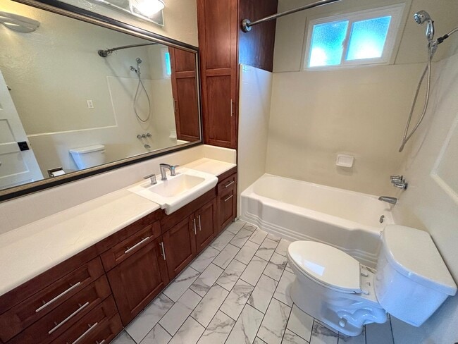 Building Photo - Charming 2 Bedroom 1 Bath home in desirabl...