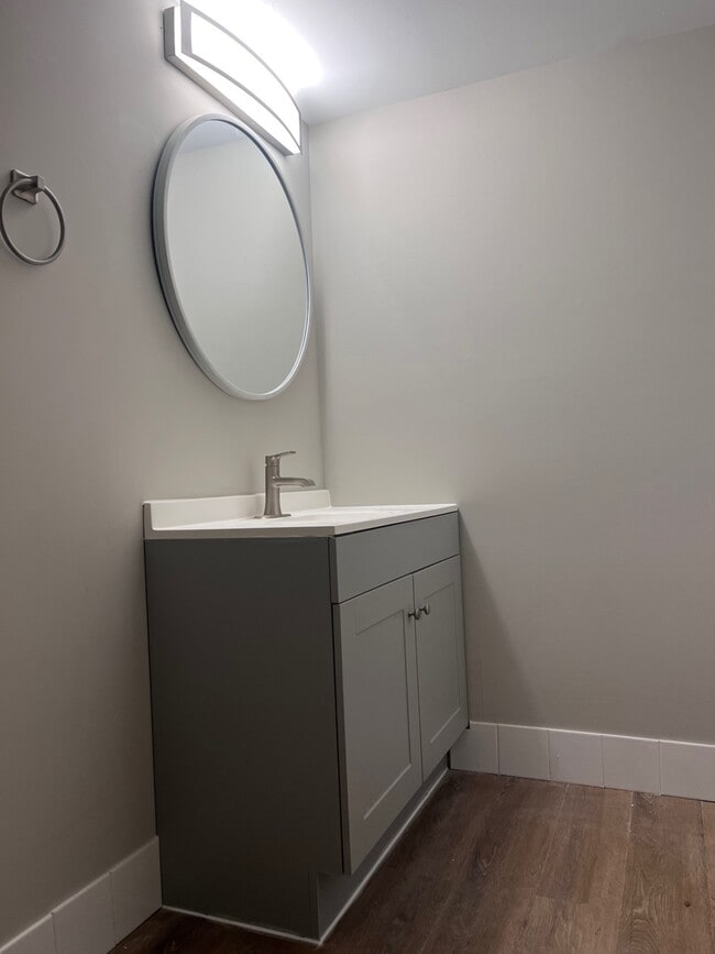 Building Photo - 121 Wellington Ct