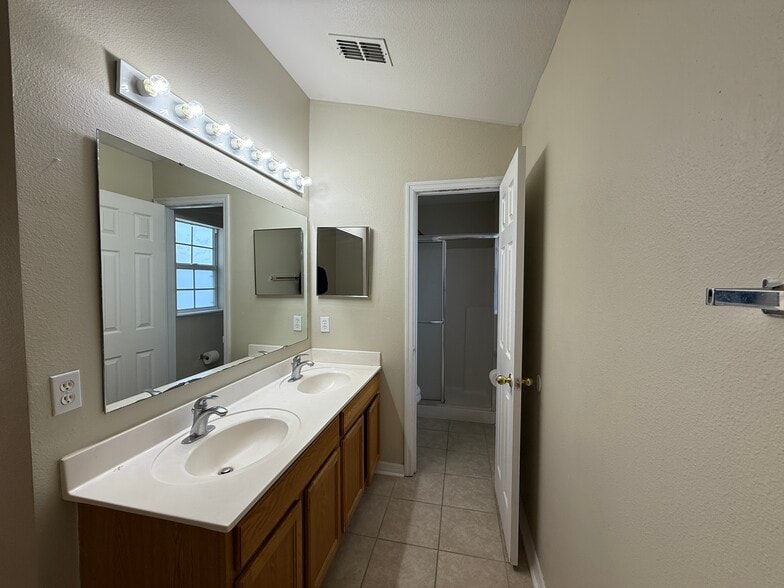 Building Photo - 1705 Lochshyre Loop