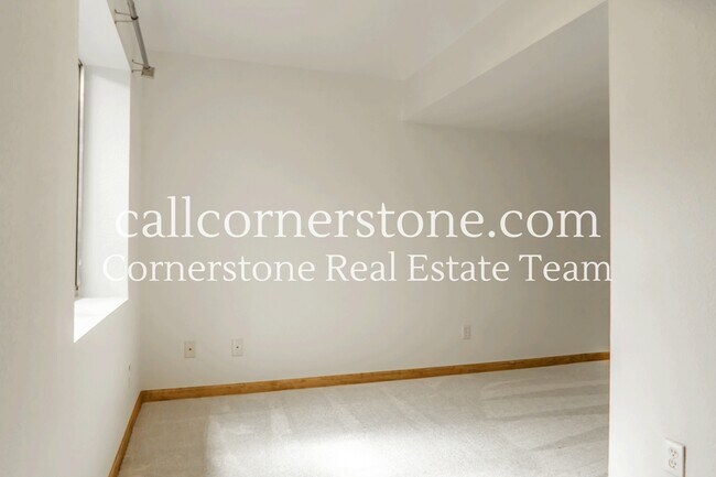 Building Photo - 655 Ancestra Dr