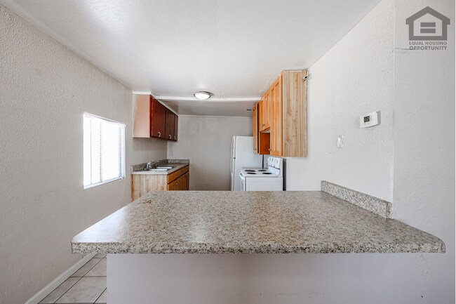 Building Photo - 903