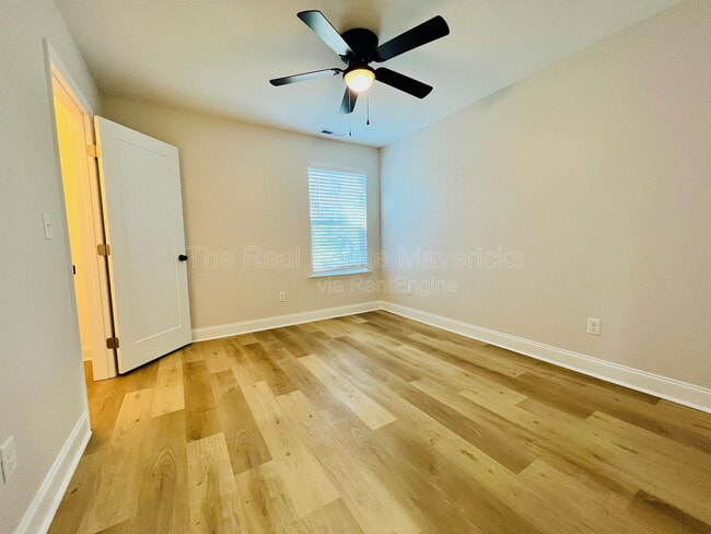 Building Photo - 1904 S Holly St