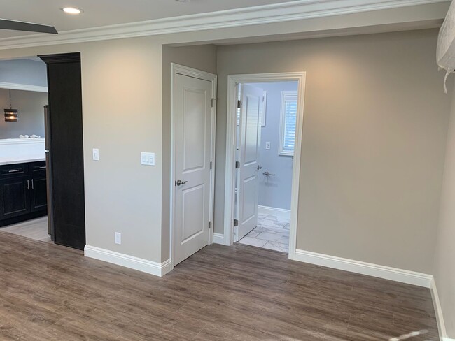 Building Photo - Fully Updated Spacious Studio Above Garages in Pasadena!