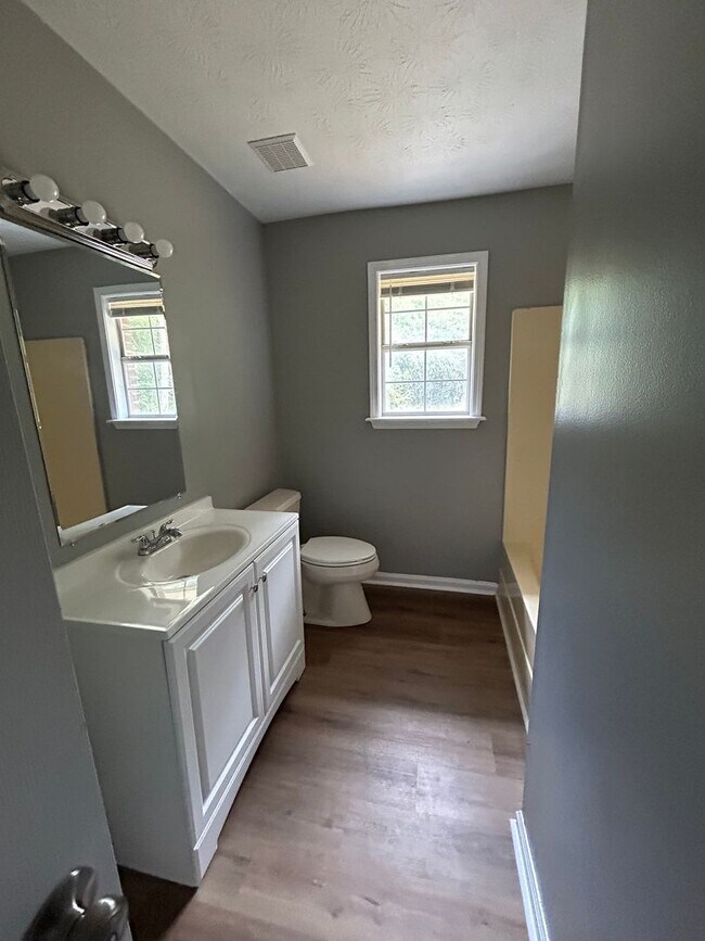 Building Photo - 2920 Lone Oak Rd